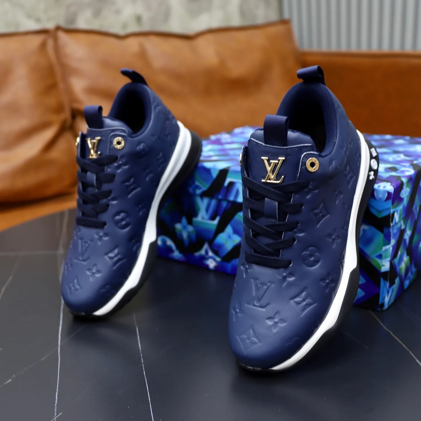 Factory price: 520💰【LV】Louis Vuitton is a high-end brand of men's shoes, new models on the market, top luxury brand, the latest fashionable casual men's shoes, trendy and versatile style, relaxed and sporty style, calfskin upper and ultra-fine workmanship. The original personalized fashionable rubber wear-resistant outsole is light and comfortable on the foot. Code number: 39-44 (45, 46 customized)